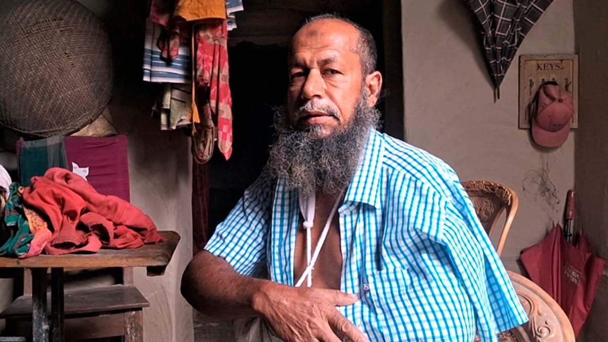 ভুক্তভোগী আব্দুল জলিল প্রামাণিক।   ছবি- রূপালী বাংলাদেশ
