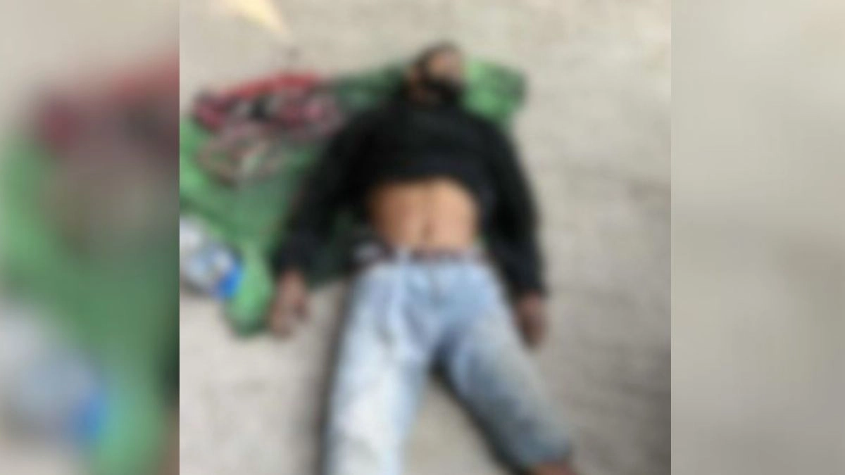 নিহত পারভেজের লাশ পড়ে আছে। ছবি- রূপালী বাংলাদেশ