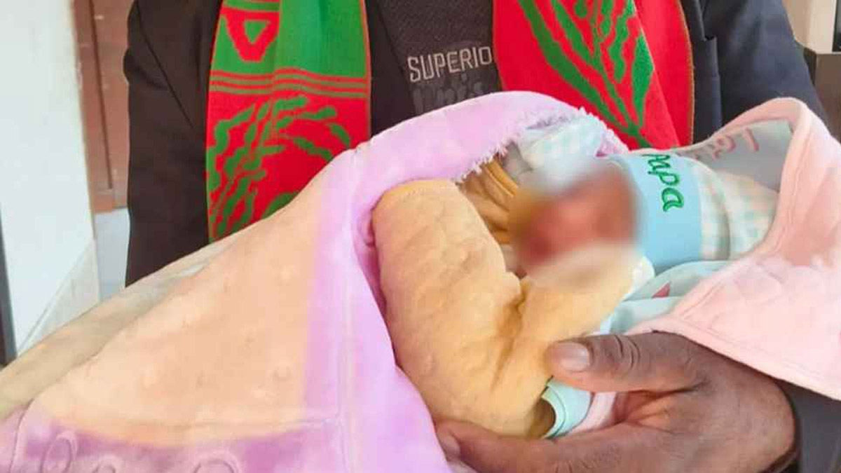 বাবা ইলিয়াস আজিজের কোলে জন্ম নেওয়া কন্যাশিশু।    ছবি : সংগৃহীত