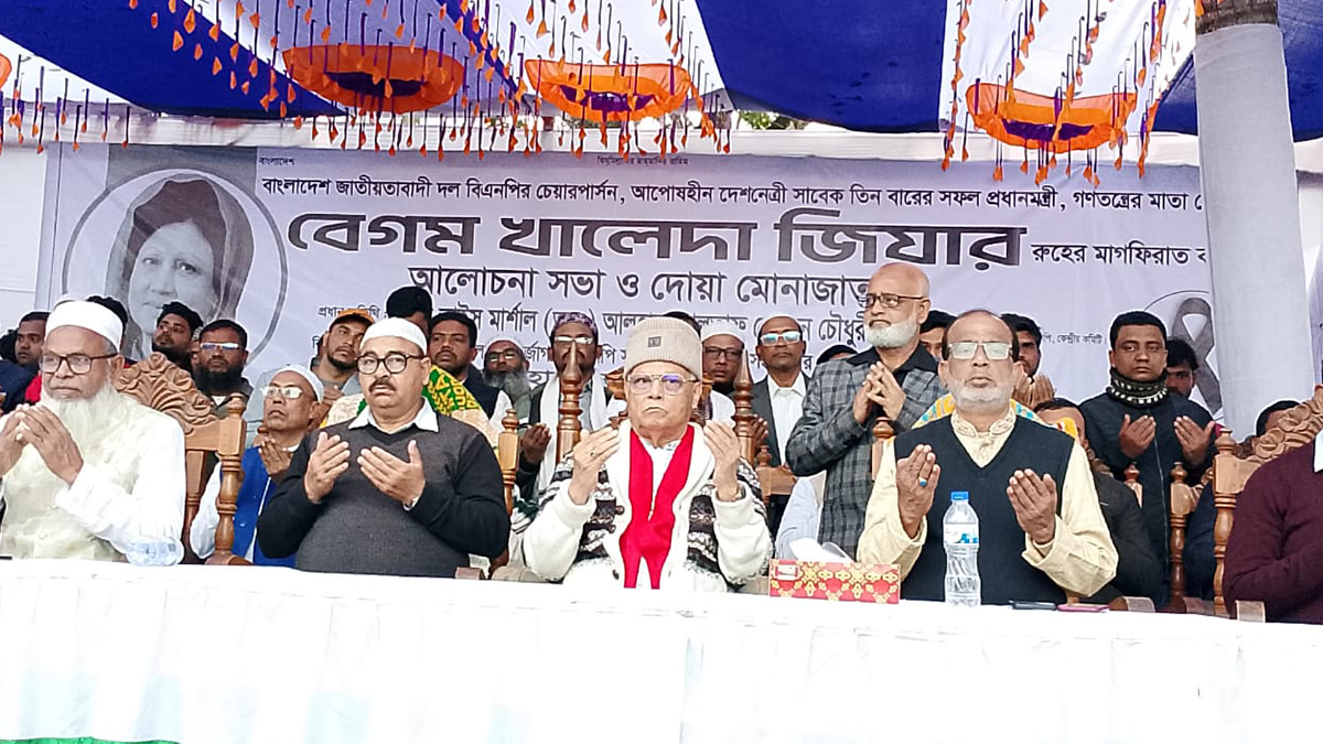 মোনাজাতে অংশ নেন বিএনপির ভাইস চেয়ারম্যান, সাবেক স্বরাষ্ট্র ও বাণিজ্য মন্ত্রী এয়ার ভাইস মার্শাল (অব.) আলতাফ হোসেন চৌধুরী। ছবি- রূপালী বাংলাদেশ