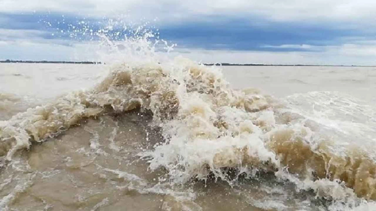 বৈরি আবহাওয়ার কারণে উত্তাল পদ্মা। পুরোনো ছবি