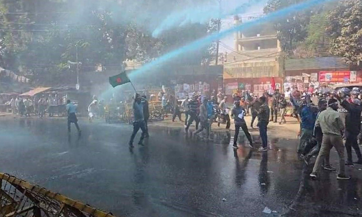 সরকারি চাকরিজীবীদের ওপর জলকামান-টিয়ারগ্যাস নিক্ষেপ। ছবি : সংগৃহীত