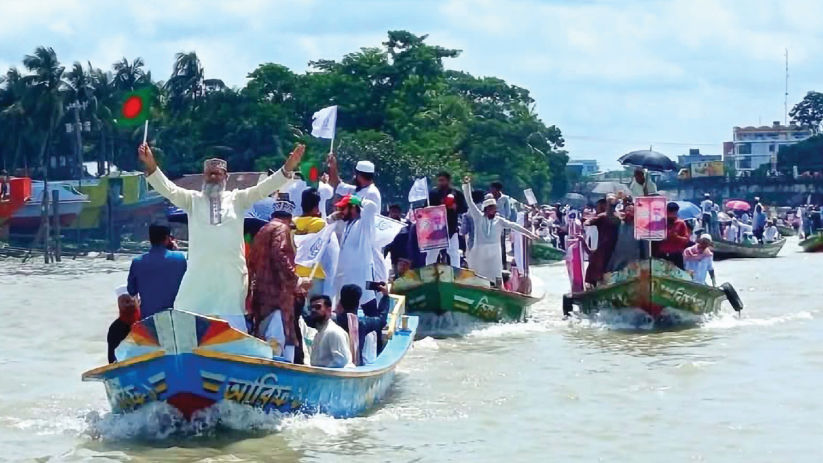 ছারছিনা ঘাট থেকে শতাধিক ট্রলারের এ নৌবহর যাত্রা শুরু করে, নেতৃত্বে ছিলেন সাঈদীপুত্র ।  ছবি- রূপালী বাংলাদেশ