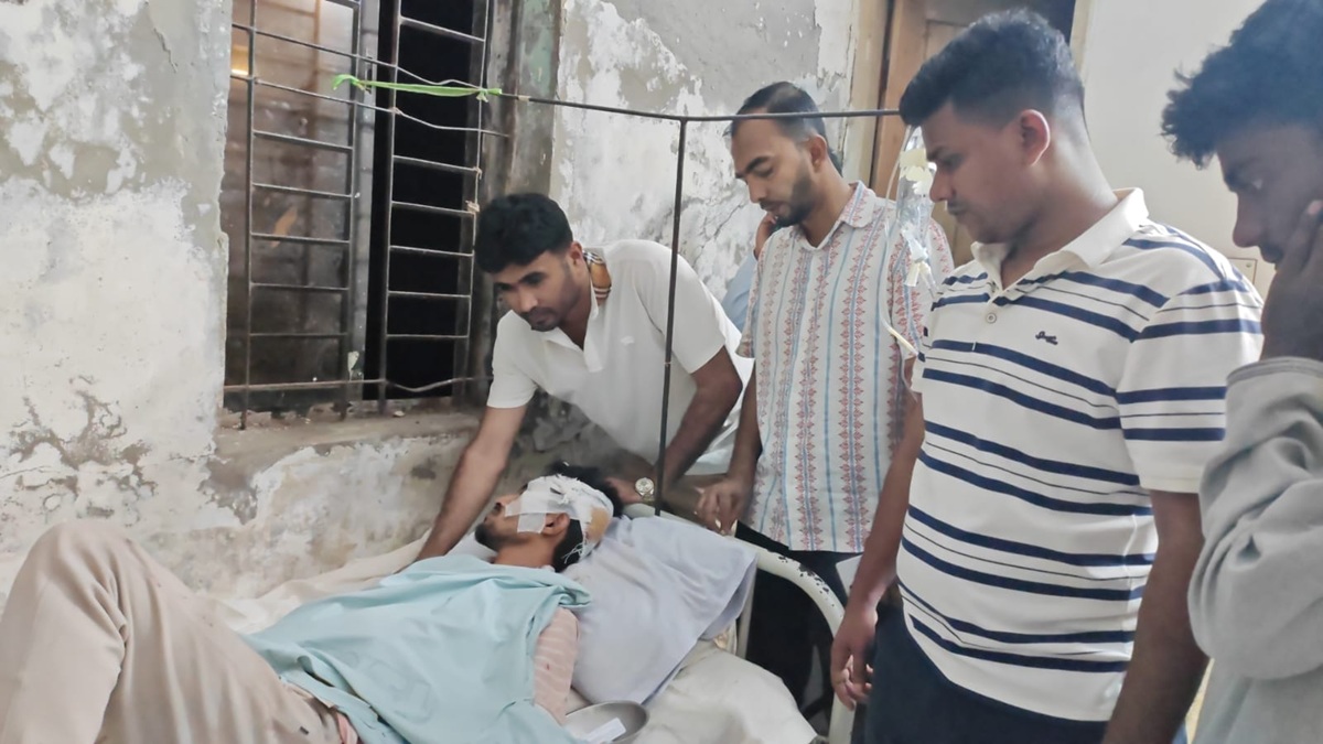 আহত সাইফুল ইসলাম হাসপাতালে ভর্তি। ছবি : রূপালী বাংলাদেশ
