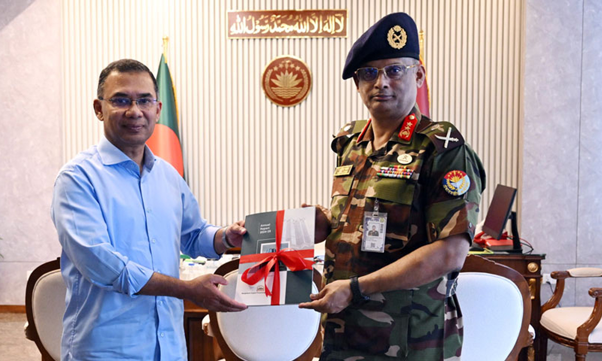 প্রধানমন্ত্রী তারেক রহমান এবং বেপজার নির্বাহী চেয়ারম্যান মেজর জেনারেল মোহাম্মদ মোয়াজ্জেম হোসেন। ছবি : সংগৃহীত