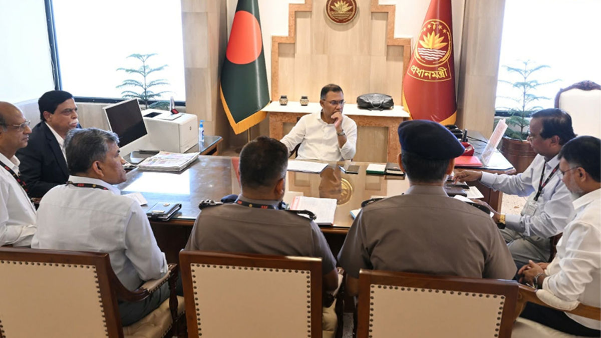 তেজগাঁওয়ে প্রধানমন্ত্রীর কার্যালয়ে বৈঠকে প্রধানমন্ত্রী তারেক রহমান। ছবি : সংগৃহীত