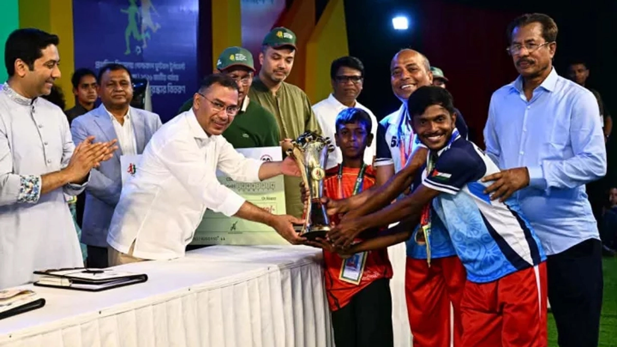 পুরস্কার তুলে দিচ্ছেন প্রধানমন্ত্রী তারেক রহমান। ছবি : সংগৃহীত