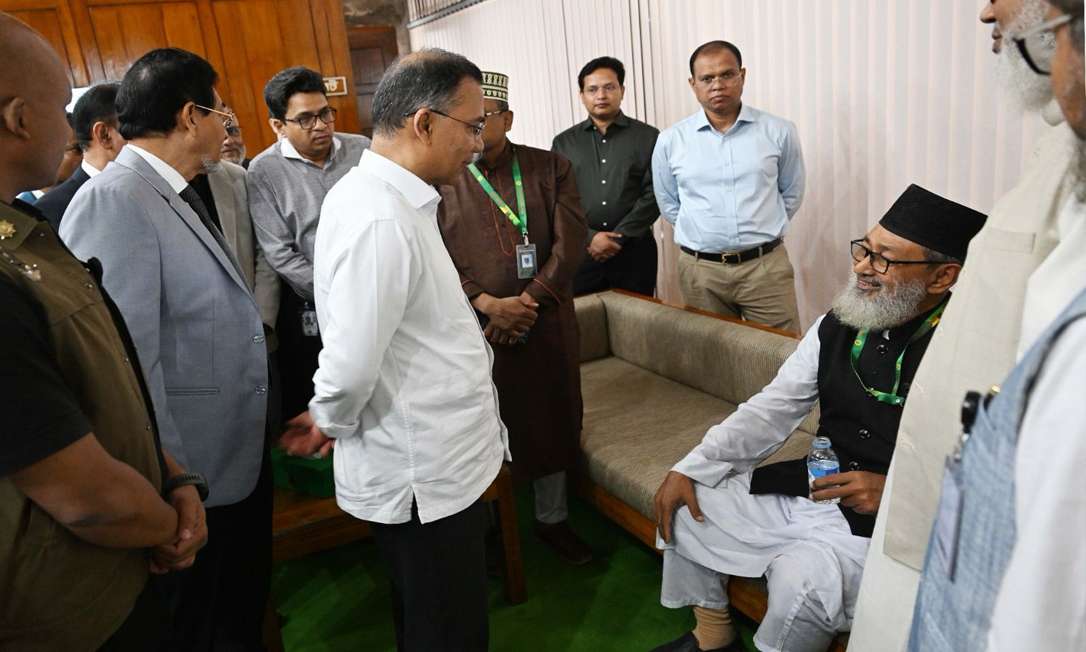 প্রধানমন্ত্রী তারেক রহমান সংসদ লবিতে গিয়ে অসুস্থ বিরোধী দলীয় সংসদ সদস্যের শারীরিক অবস্থার খোঁজখবর নেন। ছবি : সংগৃহীত