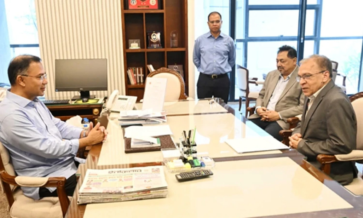 প্রধানমন্ত্রীর সঙ্গে টিআইবির নির্বাহী পরিচালকের মতবিনিময়।  ছবি : সংগৃহীত