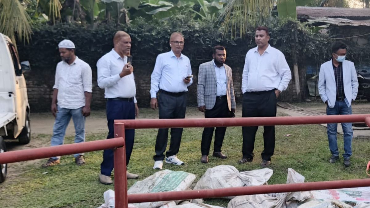 পলাশে ভূমিকম্পে ক্ষতিগ্রস্ত স্থান পরিদর্শনে দুর্যোগ ও ত্রাণ মন্ত্রণালয়ের প্রতিনিধি দল। ছবি- রূপালী বাংলাদেশ