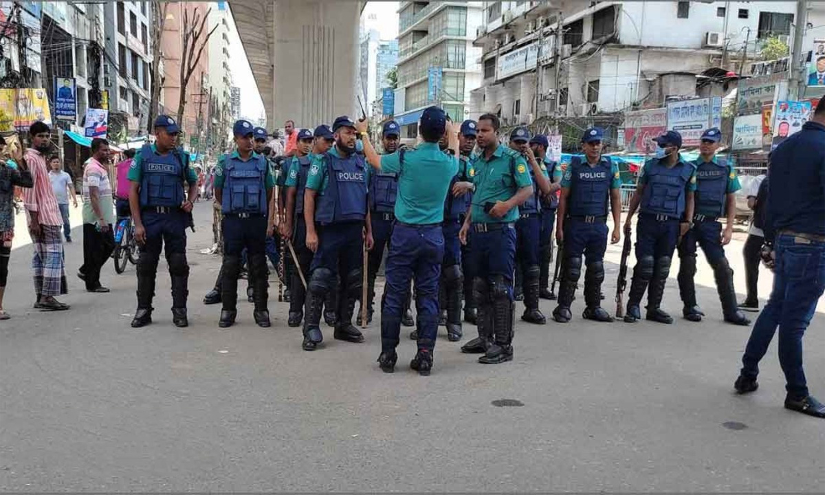 গুরুত্বপূর্ণ মোড়ে নিরাপত্তা জোরদার করেছে আইনশৃঙ্খলা বাহিনী। ছবি- সংগৃহীত