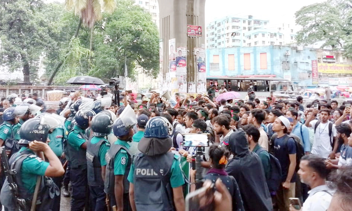 শিক্ষা ভবন অভিমুখে যাত্রা করলে পুলিশের লাঠিচার্জ ও ধাওয়া খেয়ে ছত্রভঙ্গ হয়ে যায় শিক্ষার্থীরা। ছবি- সংগৃহীত