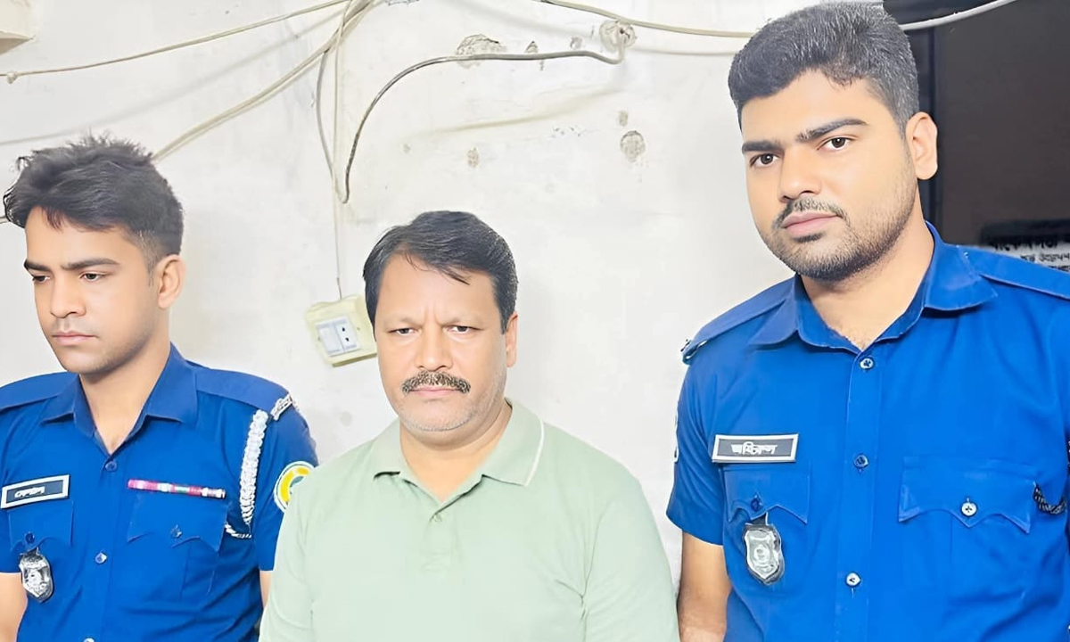 গ্রেপ্তার মেয়র লোকমান হোসেন। ছবি- রূপালী বাংলাদেশ
