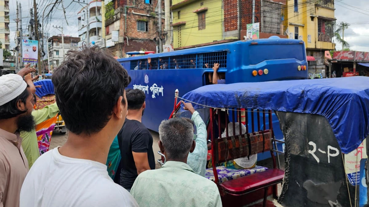 পুলিশের ওপর হামলার ঘটনায় ১৯৬ জনকে আসামি করে থানায় মামলা দায়ের হয়েছে।     ছবি- রূপালী বাংলাদেশ