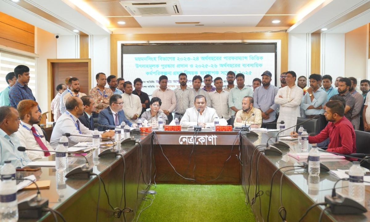 নেত্রকোণা জেলা প্রশাসকের সম্মেলন কক্ষে আয়োজিত অনুষ্ঠানে পল্লী সঞ্চয় ব্যাংকের চেয়ারম্যান জনাব মো. আব্দুল খালেক। ছবি- রূপালী বাংলাদেশ