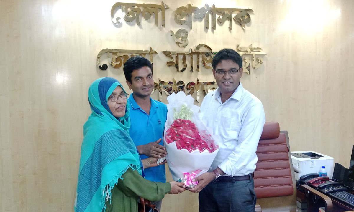 পলো-শার্ট পরা যুবকটি মাহমুদুল ইসলাম মামুন। তাকে ফুলের তোরা দেওয়া হয়। ছবি- রূপালী বাংলাদেশ