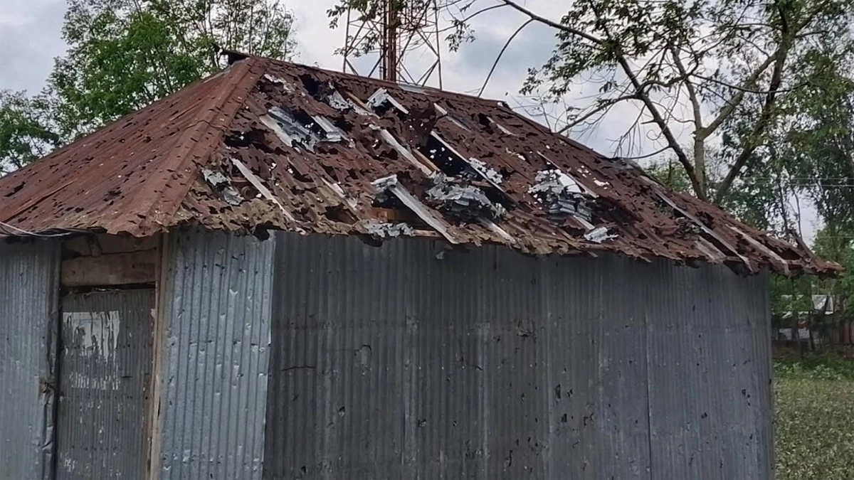 শিলাবৃষ্টিতে ক্ষতিগ্রস্ত বাড়ি। ছবি : সংগৃহীত