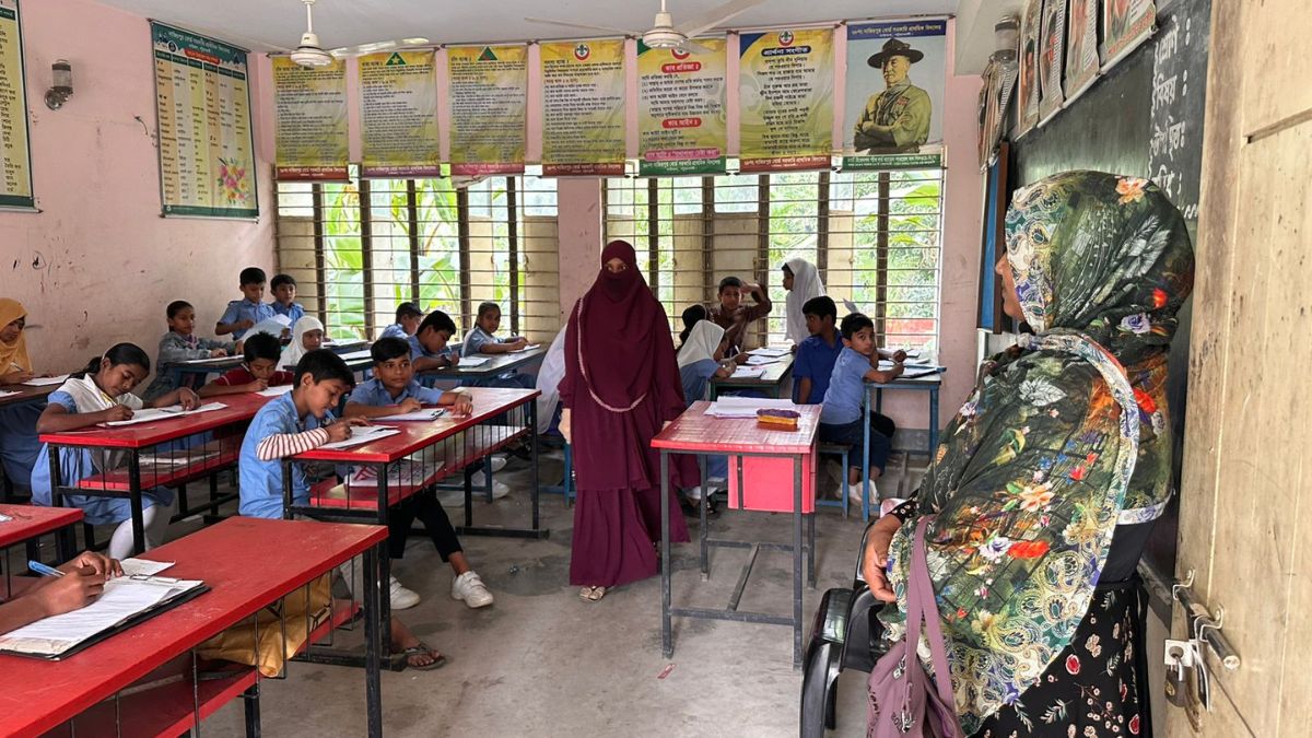 পটুয়াখালীতে পরীক্ষা নিচ্ছেন অভিভাবকরা। ছবি- রূপালী বাংলাদেশ
