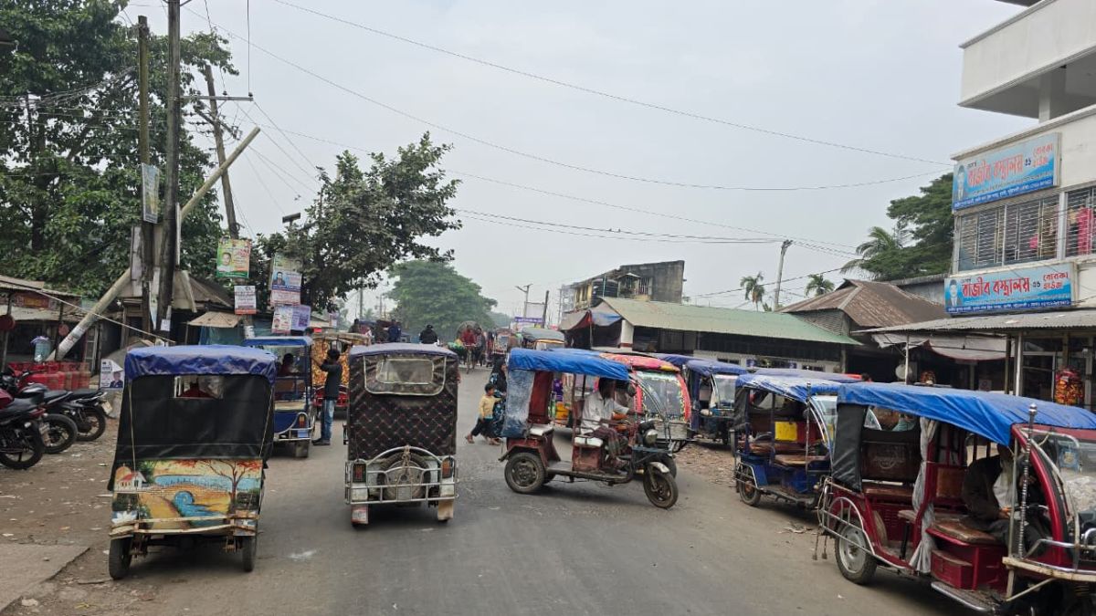 যেখানে খুশি সেখানেই বাঁক নিচ্ছে অটোরিকশার চালকরা। ছবি- রূপালী বাংলাদেশ