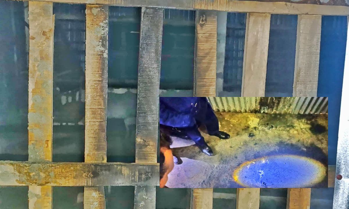 ভোটকেন্দ্রের জানালা দিয়ে আগুন দেয় দুর্বৃত্তরা। ছবি : রূপালী বাংলাদেশ