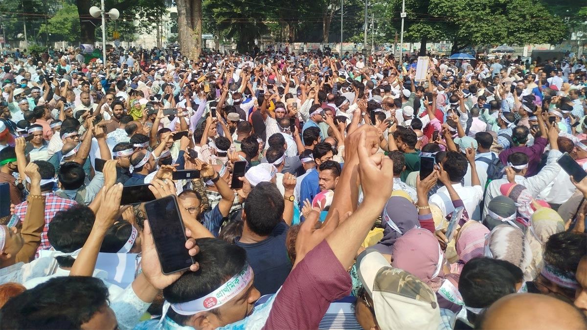 কেন্দ্রীয় শহীদ মিনারে চলছে প্রাথমিক শিক্ষকদের আন্দোলন।