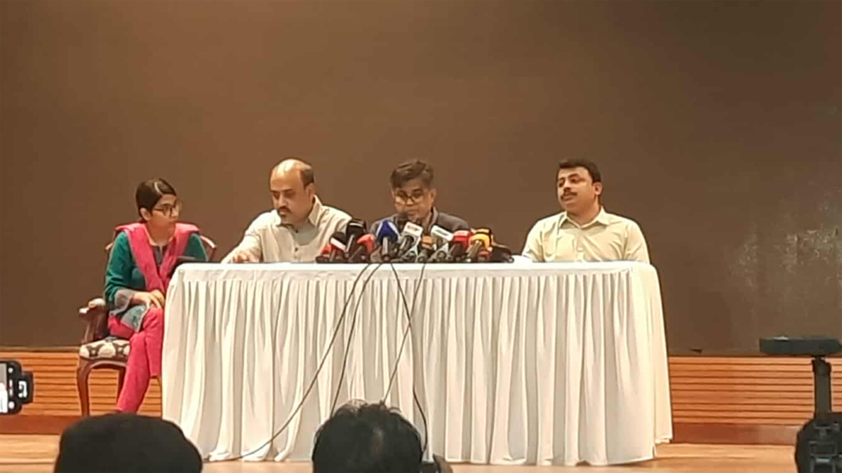 সংবাদ সম্মেলনে বক্তব্য রাখছেন প্রধান উপদেষ্টার প্রেস সচিব শফিকুল আলম।