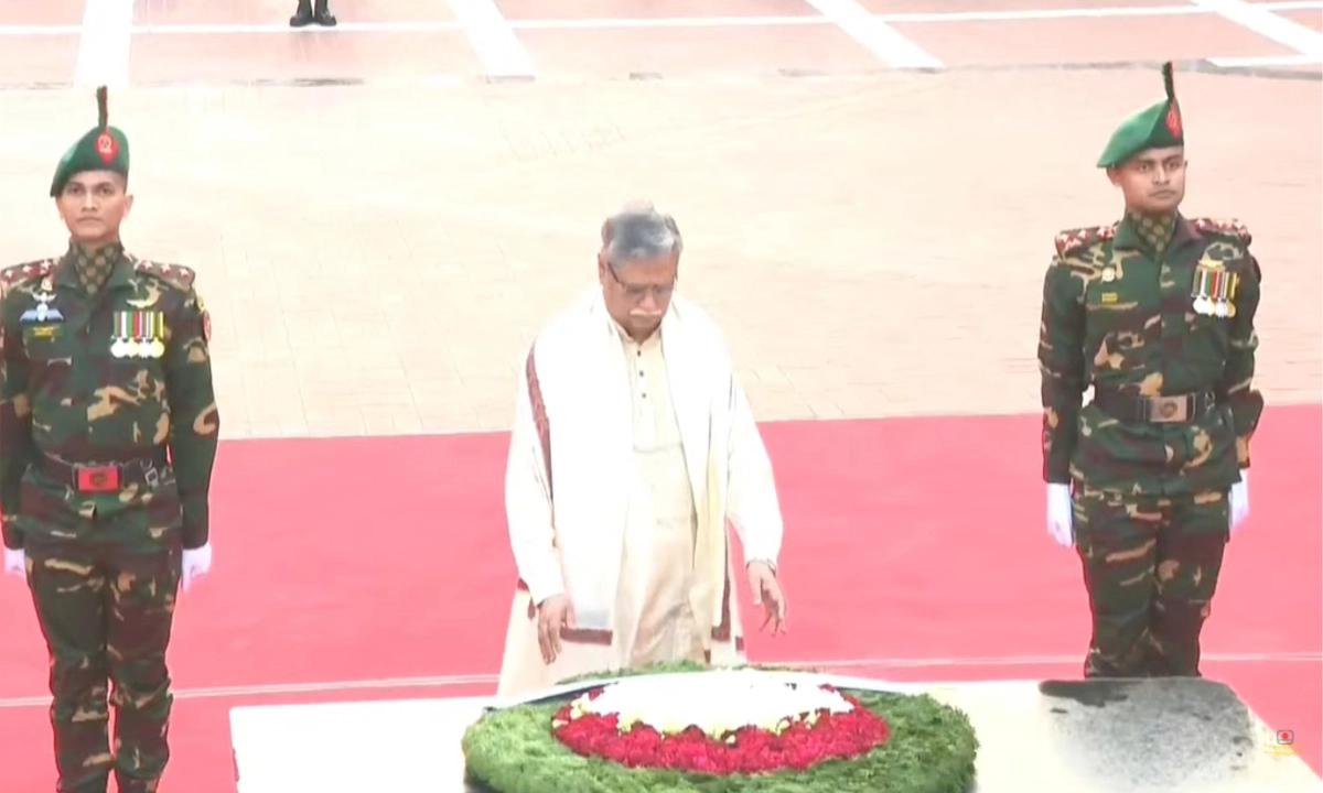 শ্রদ্ধা নিবেদন করেছেন রাষ্ট্রপতি মো. সাহাবুদ্দিন। ছবি- সংগৃহীত