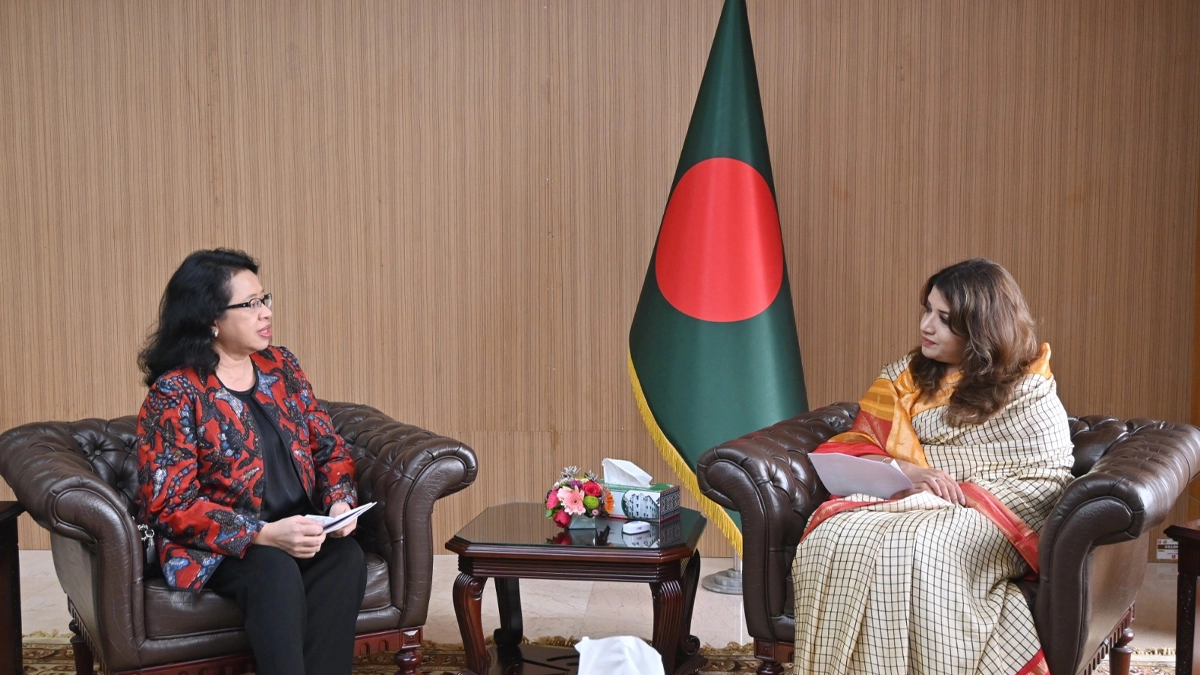 পররাষ্ট্র প্রতিমন্ত্রী শামা ওবায়েদ ইসলামের সঙ্গে সাক্ষাতে ইন্দোনেশিয়ার রাষ্ট্রদূত লিস্টিওওয়াতি। ছবি : সংগৃহীত
