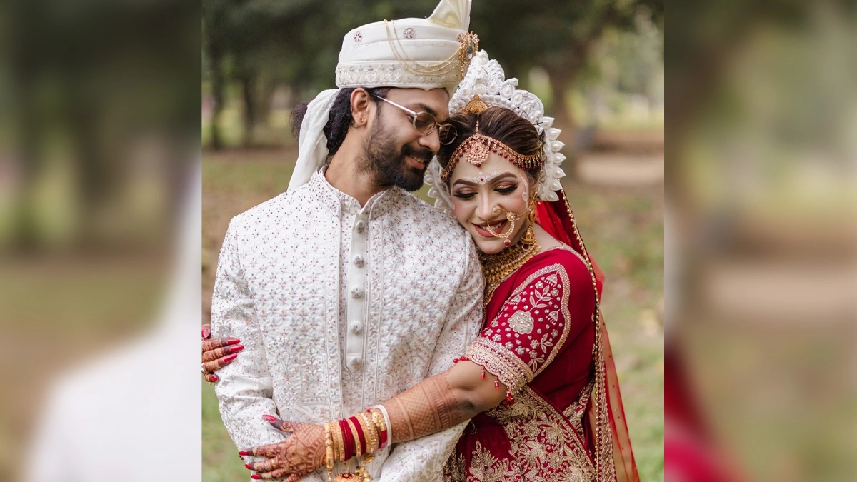 স্বামীর সঙ্গে কণ্ঠশিল্পী বাঁধন সরকার পূজা।