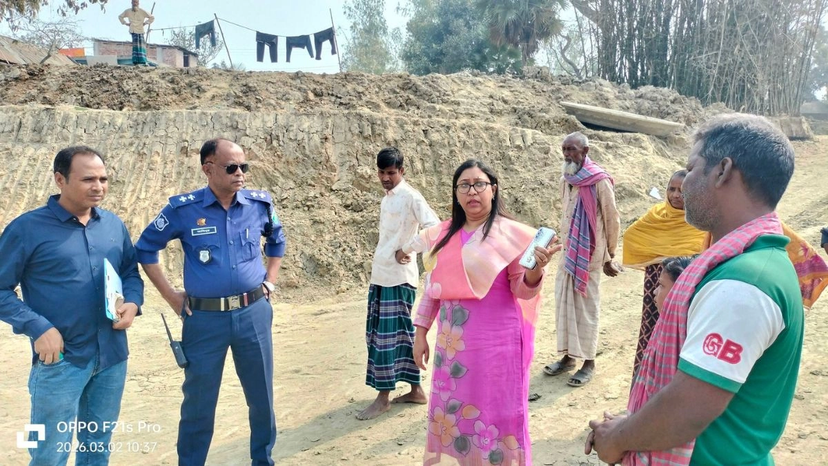 পুকুরে ভ্রাম্যমাণ আদালতের অভিযান। ছবি : রূপালী বাংলাদেশ