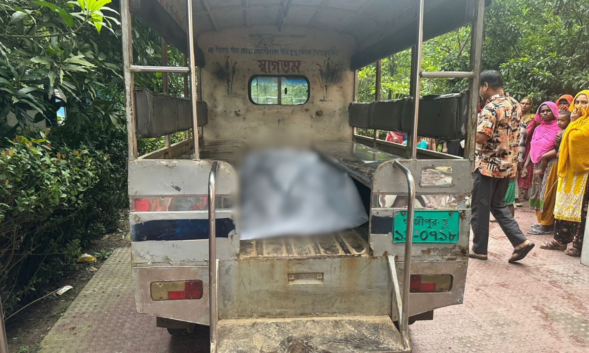উদ্ধার করা মরদেহ গাড়িতে নেওয়া হয়েছে। ছবি- রূপালী বাংলাদেশ