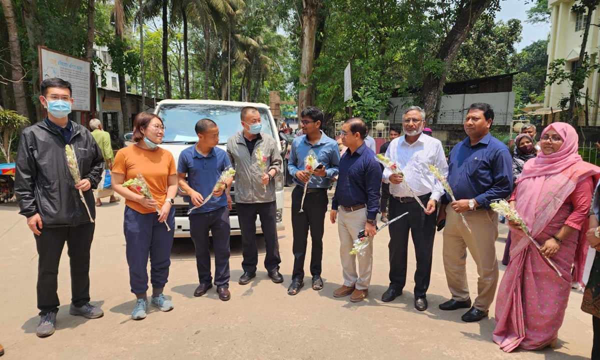 পুঠিয়া উপজেলা স্বাস্থ্য কমপ্লেক্স পরিদর্শনে চীনের চিকিৎসক দল। ছবি : রূপালী বাংলাদেশ