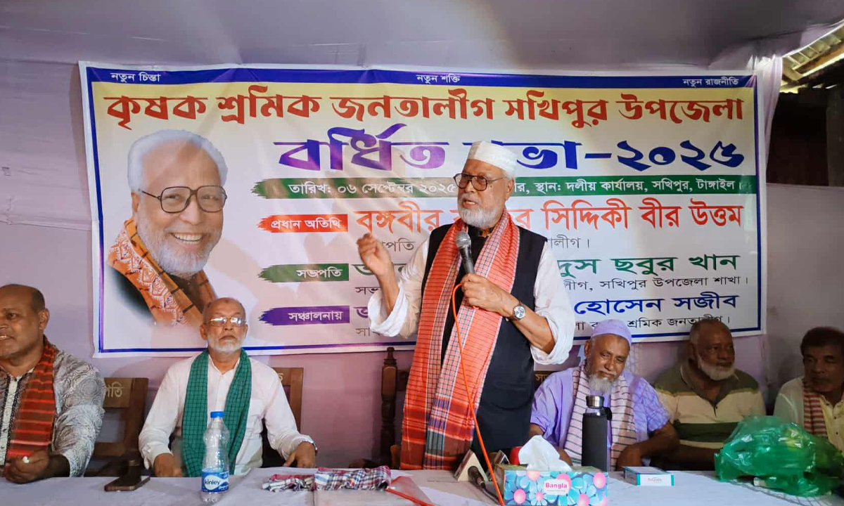কথা বলেন কৃষক শ্রমিক জনতা লীগের সভাপতি বঙ্গবীর কাদের সিদ্দিকী। ছবি- রূপালী বাংলাদেশ