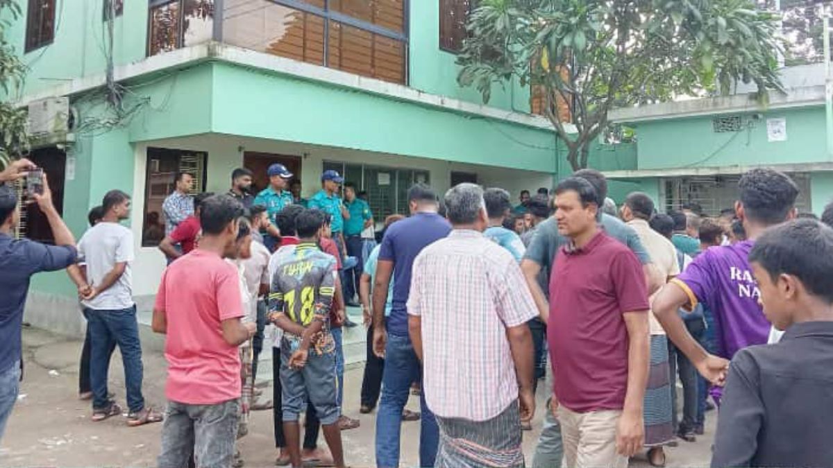 রাজশাহীতে আ.লীগ নেতার হিমাগারে কিশোরী, নারী ও তরুণকে নির্যাতনের পর সামনে হিমাগারের স্থানীয়রা। ছবি- রূপালী বাংলাদেশ