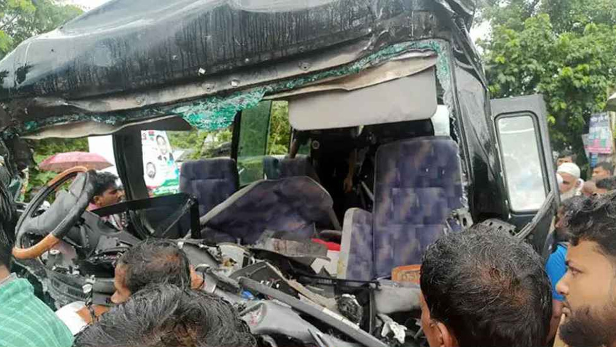 দুর্ঘটনাকবলিত র‌্যাবের গাড়ি।   ছবি- সংগৃহীত