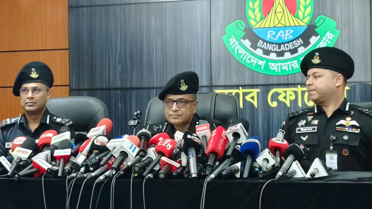 সংবাদ সম্মেলনে কথা বলছেন র‌্যাবের মহাপরিচালক আহসান হাবীব পলাশ। ছবি : রূপালী বাংলাদেশ