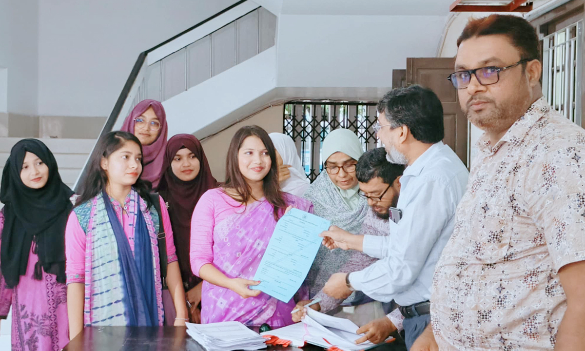রাকসু নির্বাচনে অংশ নিতে মনোনয়নপত্র নিচ্ছেন প্রার্থীরা। ছবি- রূপালী বাংলাদেশ