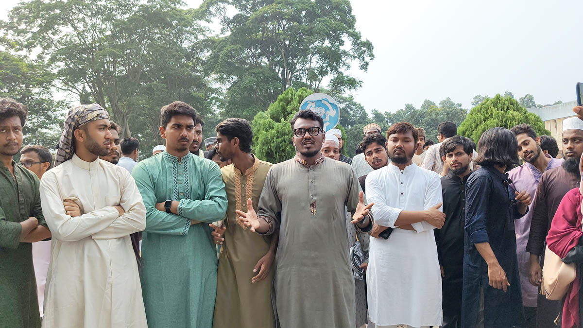 পোষ্য কোটা পুনর্বহালের প্রতিবাদে শিক্ষার্থীরা বিক্ষোভ মিছিল ও সমাবেশ করেছেন। ছবি- রূপালী বাংলাদেশ