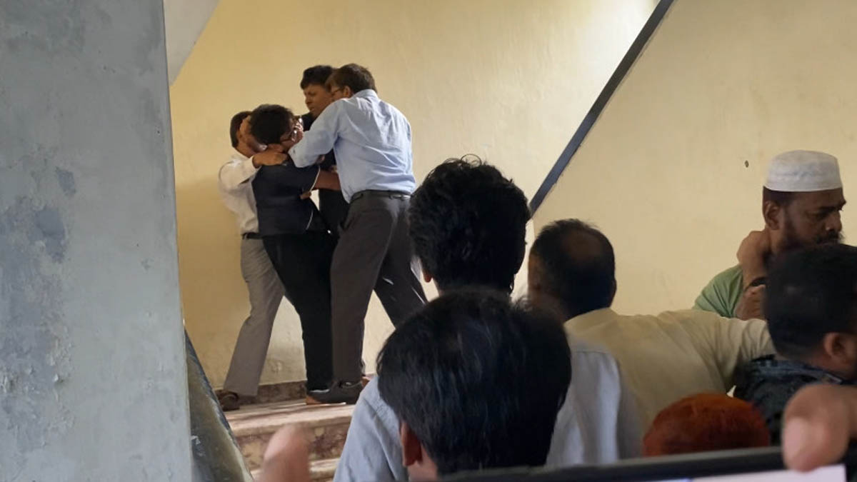রাবিতে কোটা ইস্যুকে কেন্দ্র করে উপ-উপাচার্য, শিক্ষক, কর্মকর্তা ও শিক্ষার্থীদের মধ্যে ধস্তাধস্তি। ছবি- রূপালী বাংলাদেশ