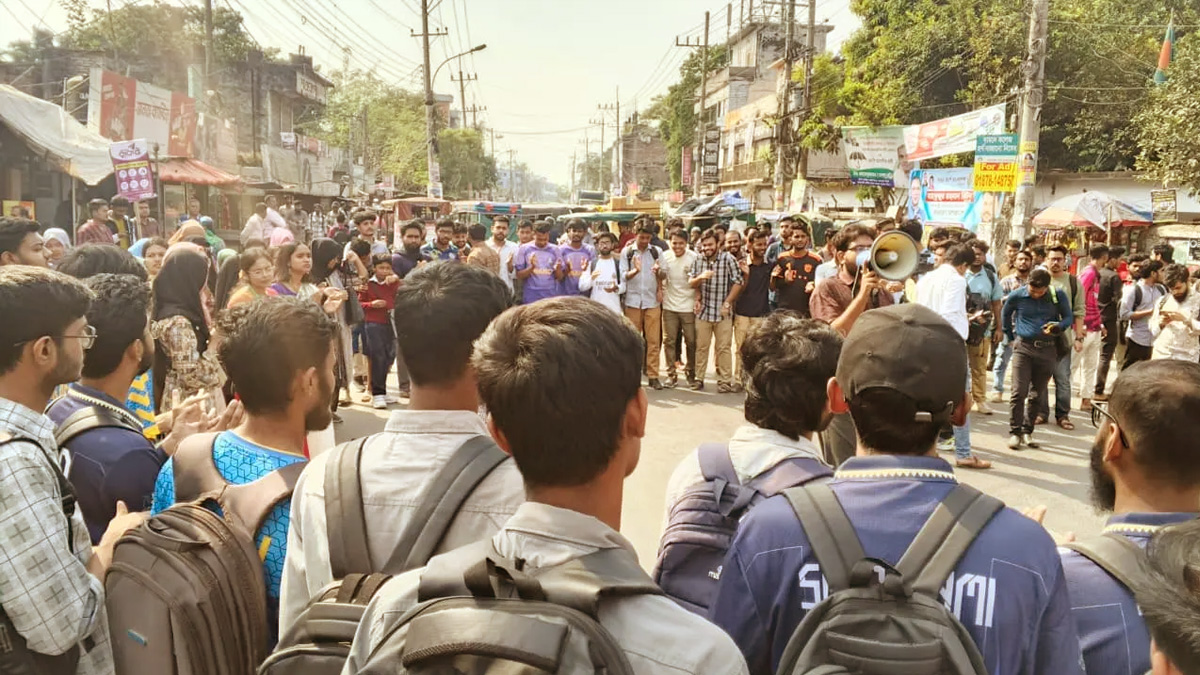 রাজশাহী-নাটোর মহাসড়ক অবরোধ করে বিক্ষোভ শিক্ষার্থীদের ।         ছবি - সংগৃহীত