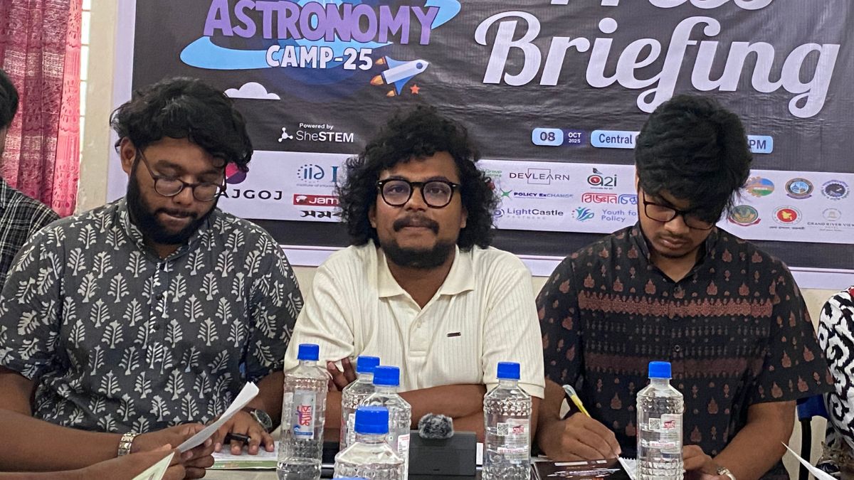 রাবির কেন্দ্রীয় ক্যাফেটেরিয়ায় আয়োজিত সংবাদ সম্মেলন। ছবি- রূপালী বাংলাদেশ