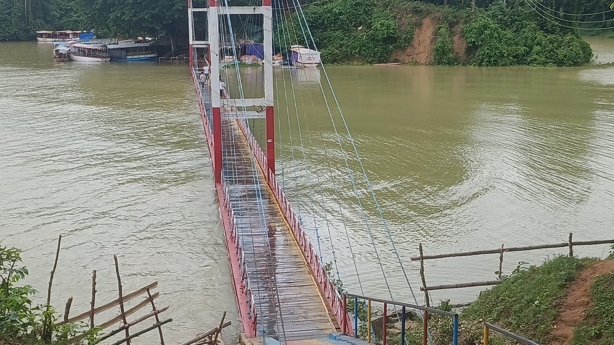 পানিতে ডুবে গেছে রাঙামাটির ঝুলন্ত সেতু। ছবি- রূপালী বাংলাদেশ