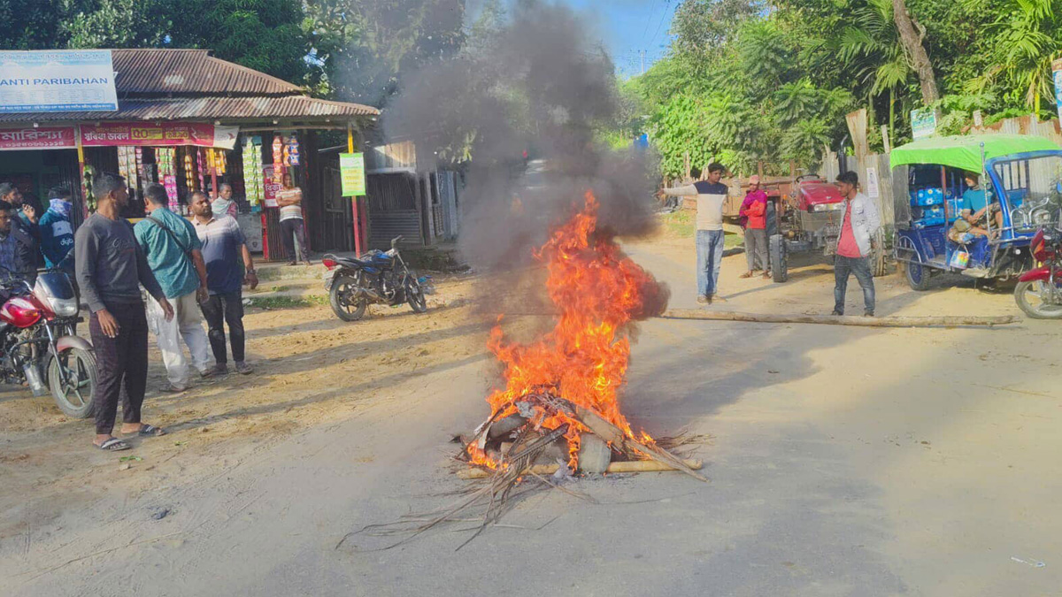 বাঘাইছড়িতে সড়কে আগুন জ্বালায় হরতালকারীরা।  ছবি - সংগৃহীত