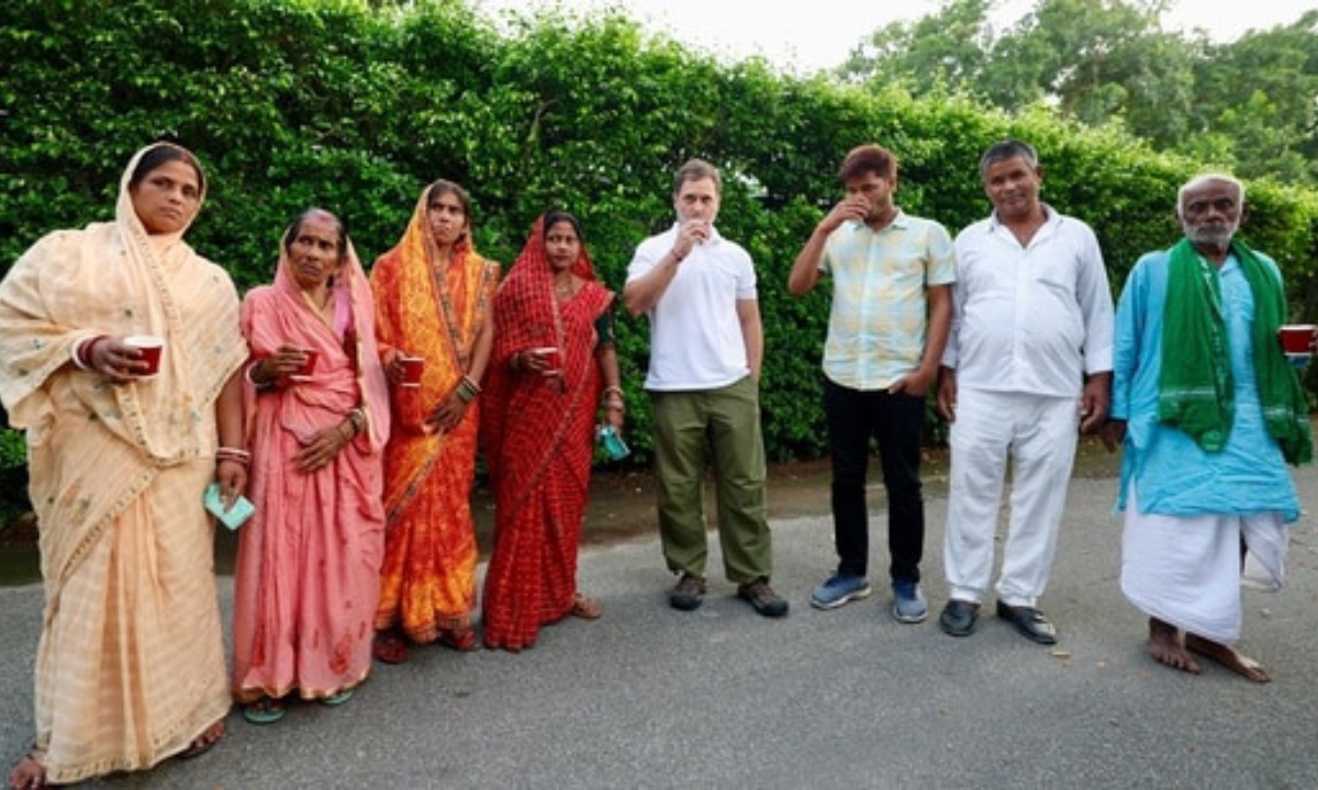 ‘মৃত ভোটার’দের সঙ্গে চা পান করেন কংগ্রেস নেতা রাহুল গান্ধী। ছবি- সংগৃহীত