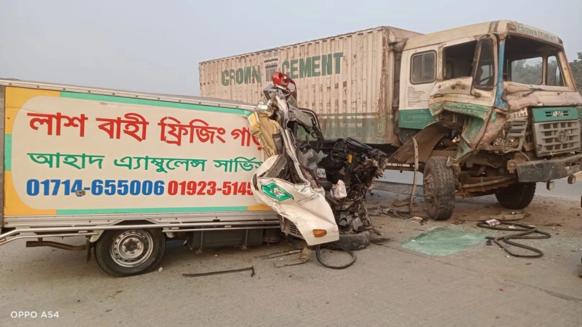 লাশবাহী গাড়ি ও সিমেন্টবোঝাই ট্রাকের সংঘর্ষ। ছবি- রূপালী বাংলাদেশ
