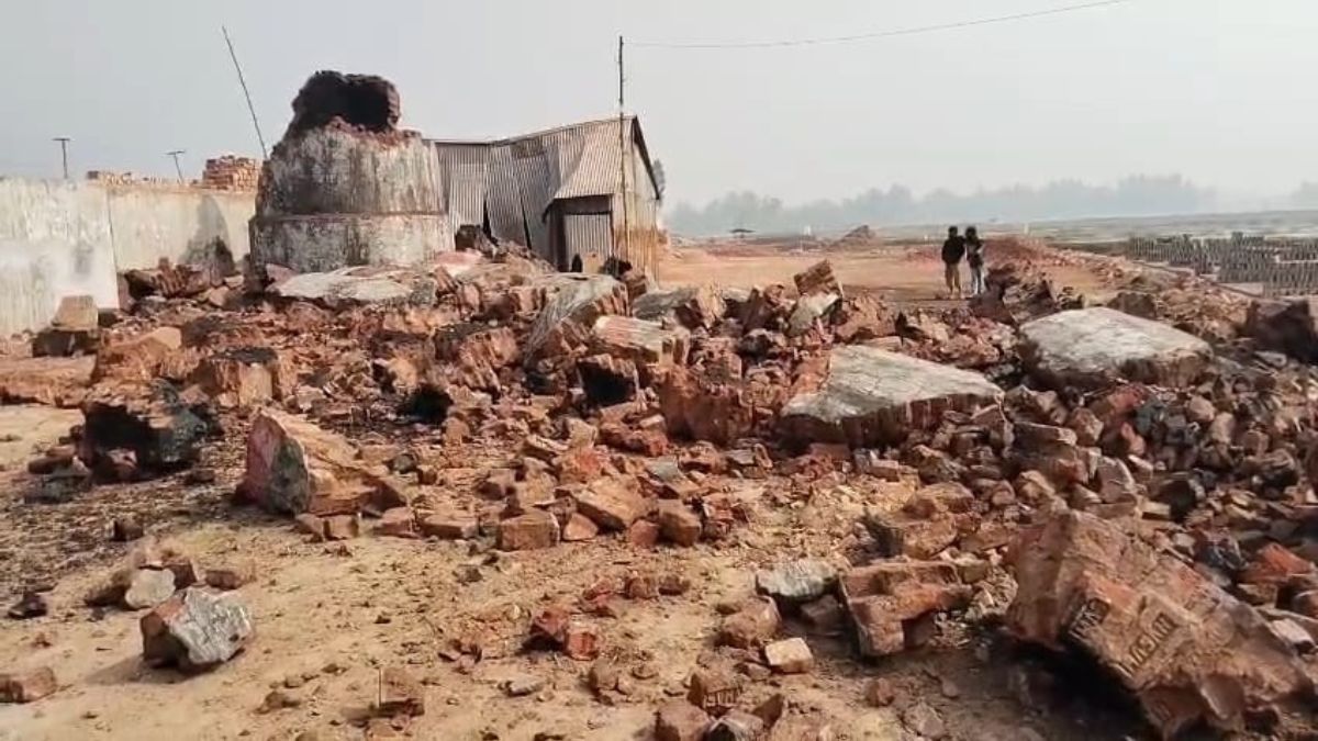 ইটভাটার কিলন ও চিমনি ভেঙে গুঁড়িয়ে দেওয়া হয়। ছবি : রূপালী বাংলাদেশ