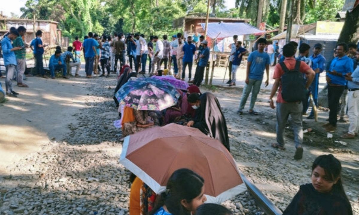 রেলপথে বাকৃবি শিক্ষার্থীরা। ছবি- রূপালী বাংলাদেশ