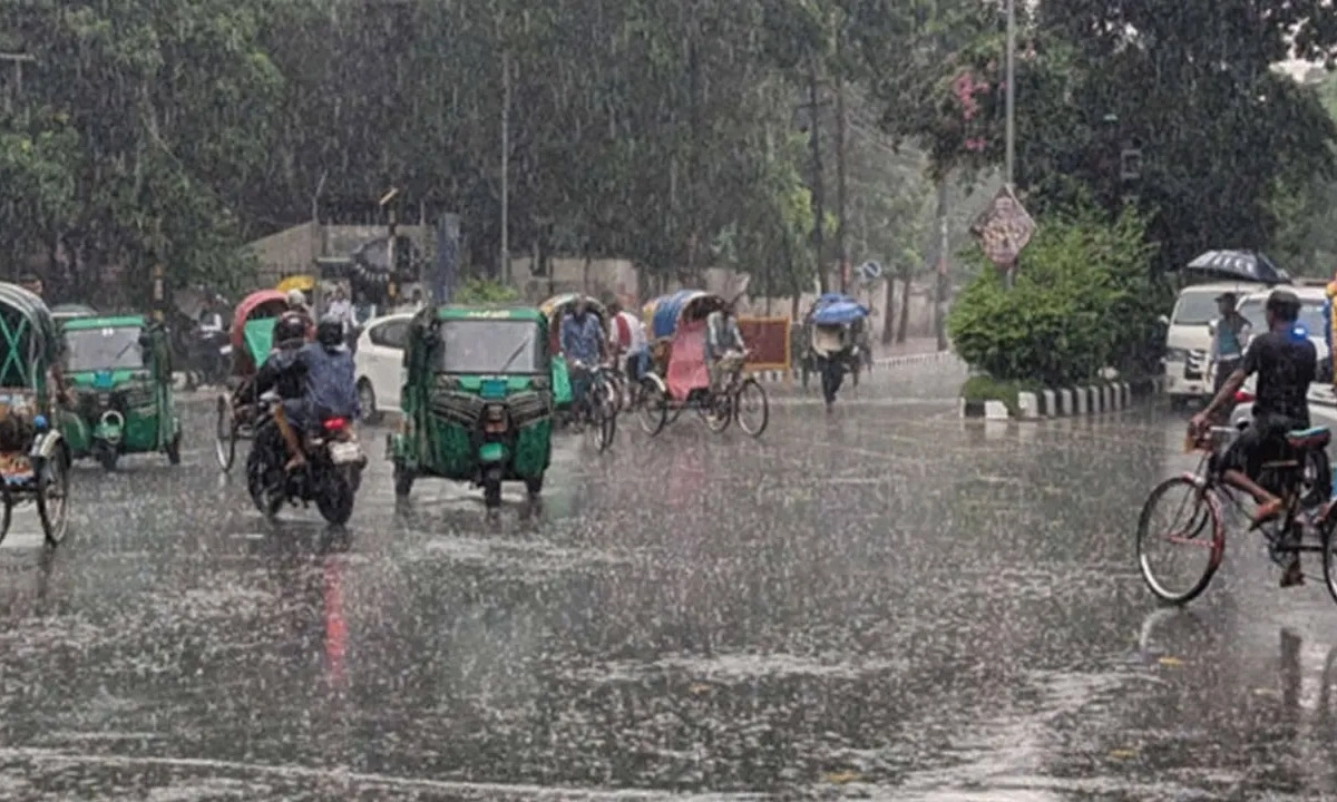বৃষ্টিতে ভোগান্তিতে পড়েছেন খেটে খাওয়া মানুষরা। ছবি : সংগৃহীত