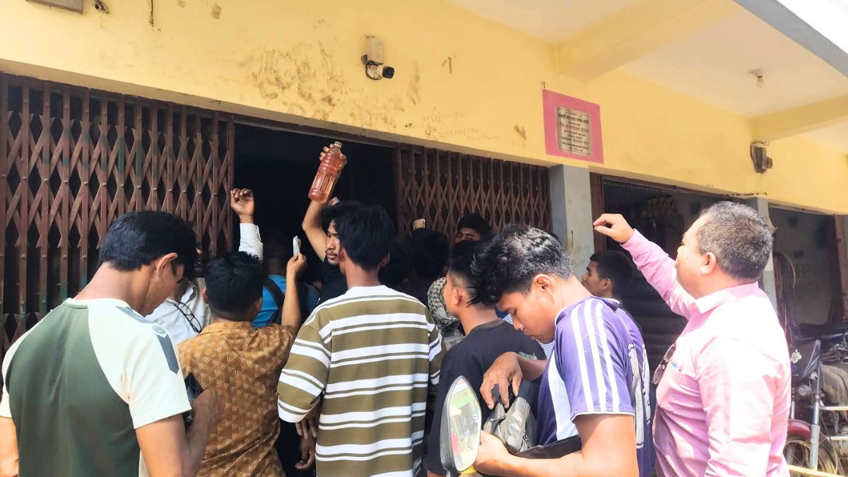 কৃত্রিম সংকট সৃষ্টি করে খুচরা পর্যায়ে বেশি দামে জ্বালানি তেল বিক্রি হচ্ছে। ছবি : রূপালী বাংলাদেশ