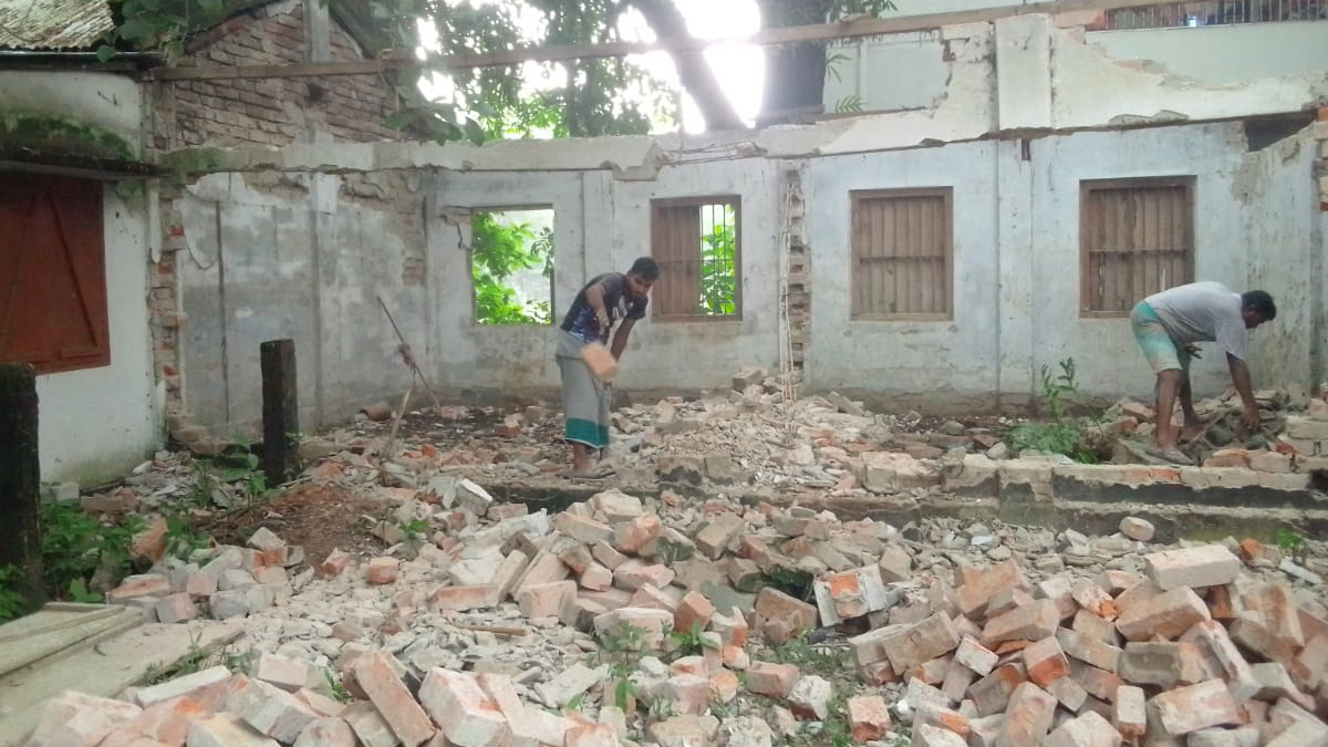 চারটি সরকারি স্থাপনা নিলামে বিক্রির অনুমতি থাকলেও সেখানে পাঁচটি স্থাপনা ভেঙে ফেলার অভিযোগ। ছবি- রূপালী বাংলাদেশ